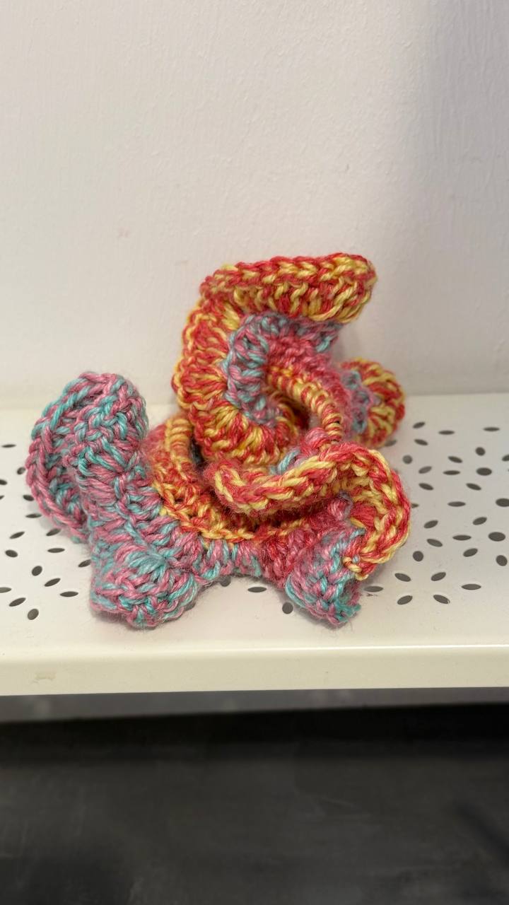 Gehäkelter Scrunchie aus buntem Garn, in sich gedreht