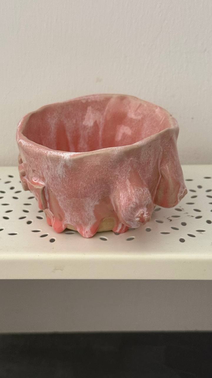 Freihand aufgebaute Tonschale mit dick aufgetragener rosa Glasur, gewelltem Rand und erstarrten Glasurtropfen
