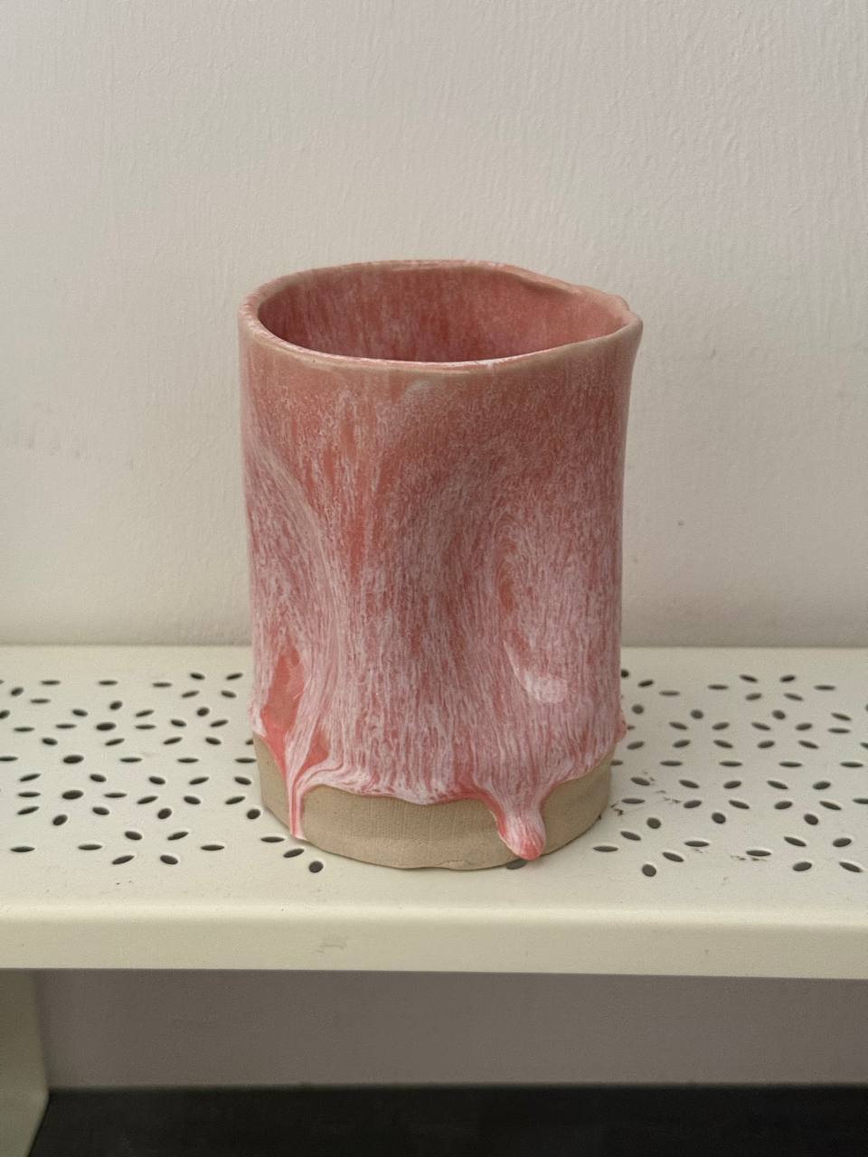 Zylindrischer Becher mit rosa Glasur, die über den unglasierten Fuß läuft